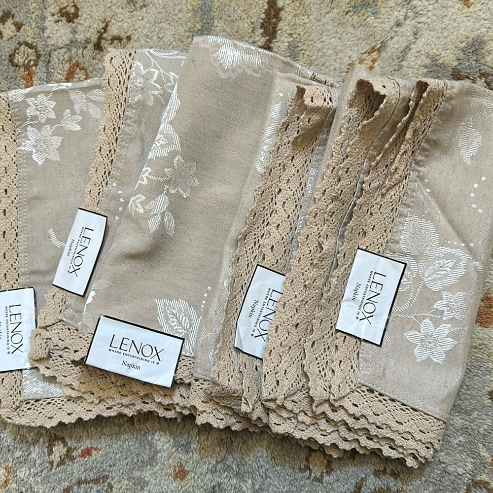 Set of 5 lace napkins from Lenox